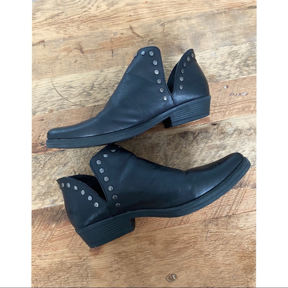 💥Seven ankle booties with studs.